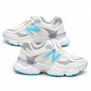 New Balance 9060 Branco/Azul BB — par em três quartos e direções opostas