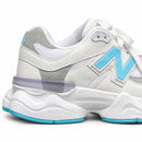 New Balance 9060 Branco/Azul BB — detalhe lateral do calcanhar adaptado