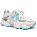 New Balance 9060 Branco/Azul BB — vista frontal oblíqua com a ponta à direita