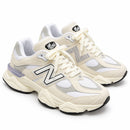 New Balance 9060 Bege/Branco — par em três quartos