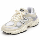New Balance 9060 Bege/Branco — frontal em três quartos, ponta para a esquerda