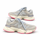 New Balance 9060 Cinza/Rosa — par em três quartos