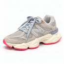 New Balance 9060 Cinza/Rosa — vista frontal oblíqua com a ponta à esquerda