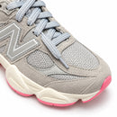 New Balance 9060 Cinza/Rosa — detalhe superior adaptado do antepé e cadarços