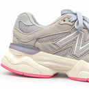New Balance 9060 Cinza/Rosa — detalhe lateral do calcanhar adaptado