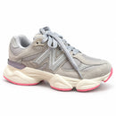 New Balance 9060 Cinza/Rosa — vista frontal rasa com a ponta à direita