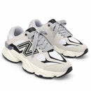 New Balance 9060 Cinza/Branco — par em três quartos, vista medial