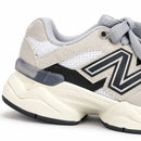 New Balance 9060 Cinza/Branco — detalhe lateral do calcanhar