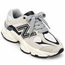 New Balance 9060 Cinza/Branco — frontal em três quartos, ponta para a direita