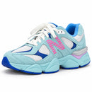New Balance 9060 Sky Lilac — vista frontal oblíqua da face medial com N rosa listrado