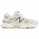 New Balance 9060 Off/Cinza, vista lateral com a ponta para a direita, fundo branco