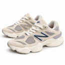New Balance 9060 Off/Cinza, par em três quartos, fundo branco