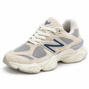 New Balance 9060 Off/Cinza, vista frontal lateral em três quartos com a ponta para a esquerda, fundo branco