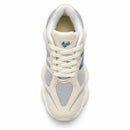 New Balance 9060 Off/Cinza, vista superior de um pé, fundo branco