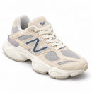 New Balance 9060 Off/Cinza, vista frontal lateral em três quartos com a ponta para a direita, fundo branco
