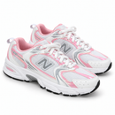 New Balance 530 Branco/Rosa — par em três quartos, pontas para a direita