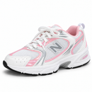 New Balance 530 Branco/Rosa — frontal em três quartos, ponta para a esquerda