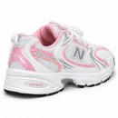 New Balance 530 Branco/Rosa — traseira em três quartos