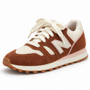 New Balance 574 Marrom — vista frontal oblíqua da outra face externa