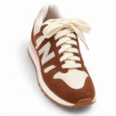 New Balance 574 Marrom — vista superior oblíqua adaptada com laço cobrindo a língua