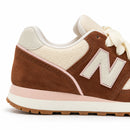 New Balance 574 Marrom — detalhe lateral do calcanhar adaptado