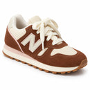 New Balance 574 Marrom — vista frontal oblíqua com a ponta à direita