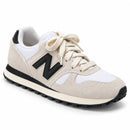 New Balance 574 Off/Preto — vista frontal oblíqua com a ponta à direita