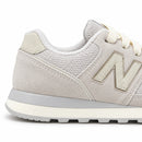 New Balance 574 Off/Cinza — detalhe lateral do calcanhar adaptado