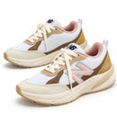 New Balance 990 Bege/Rosa — par em três quartos