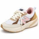 New Balance 990 Bege/Rosa — vista frontal em três quartos, ponta à esquerda