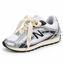 New Balance 204L Branco/Preto — vista frontal em três quartos, ponta à esquerda