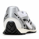 New Balance 204L Branco/Preto — vista traseira baixa, câmera junto ao chão