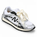 New Balance 204L Branco/Preto — vista frontal em três quartos, ponta à direita