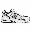 New Balance 530 Branco/Preto, vista lateral com a ponta para a direita, fundo branco