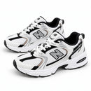 New Balance 530 Branco/Preto, par em três quartos, fundo branco