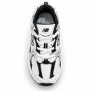 New Balance 530 Branco/Preto, vista superior de um pé, fundo branco