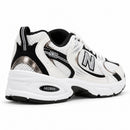 New Balance 530 Branco/Preto, vista traseira em três quartos, fundo branco