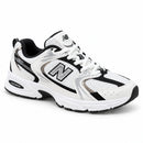 New Balance 530 Branco/Preto, vista frontal lateral em três quartos com a ponta para a direita, fundo branco