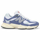 New Balance 9060 Azul, vista lateral com a ponta para a direita, fundo branco