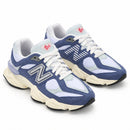 New Balance 9060 Azul, par em três quartos, fundo branco