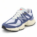 New Balance 9060 Azul, vista frontal medial em três quartos com a ponta para a esquerda, fundo branco