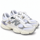 New Balance 9060 Branco Croco/Cinza — par em perspectiva, pontas para baixo e direita