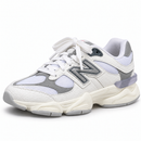 New Balance 9060 Branco Croco/Cinza — frontal em três quartos, ponta para baixo e esquerda