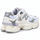 New Balance 9060 Branco Croco/Cinza — traseira em três quartos, calcanhar à esquerda