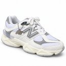 New Balance 9060 Branco Croco/Cinza — frontal em três quartos, ponta para baixo e direita