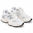 New Balance 9060 Branco/Cinza — par em três quartos