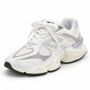 New Balance 9060 Branco/Cinza — frontal em três quartos, ponta para a esquerda