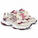 New Balance 9060 Off/Bordo, par em três quartos, fundo branco