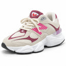 New Balance 9060 Off/Bordo, vista frontal medial em três quartos com a ponta para a esquerda, fundo branco