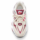 New Balance 9060 Off/Bordo, vista superior de um pé, fundo branco